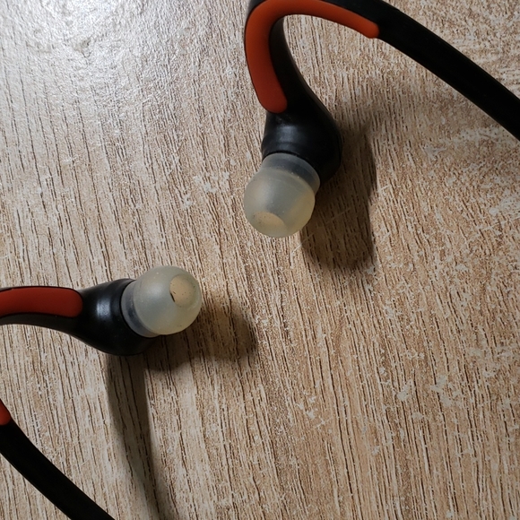 Motorola S10-HD Sound Wireless Bluetooth Stereo Music Headphones Black & Red - Picture 3 of 3